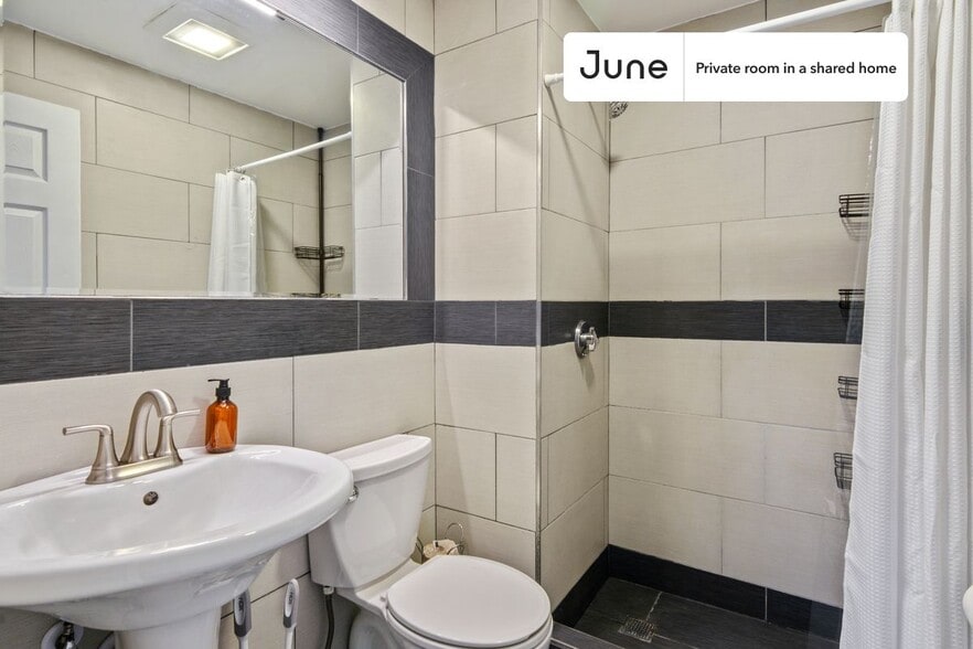 Building Photo - Room in Shared 4 bed/2 bath home