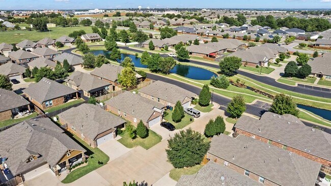 Building Photo - 621 Christian Ln