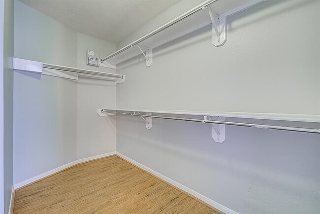 Building Photo - 4826 Linden Pl