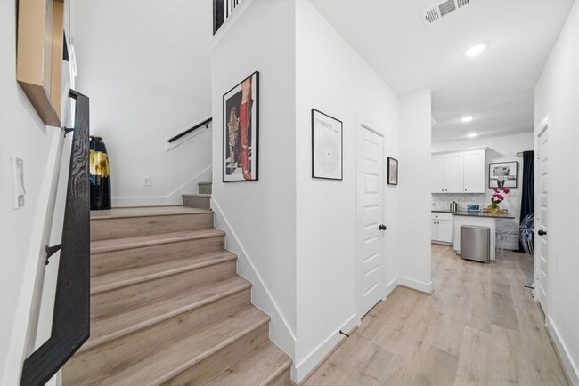 Building Photo - 1352 W 24th St