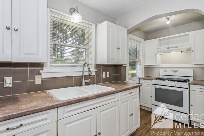 Building Photo - Great SE 3 bedroom home with many updates