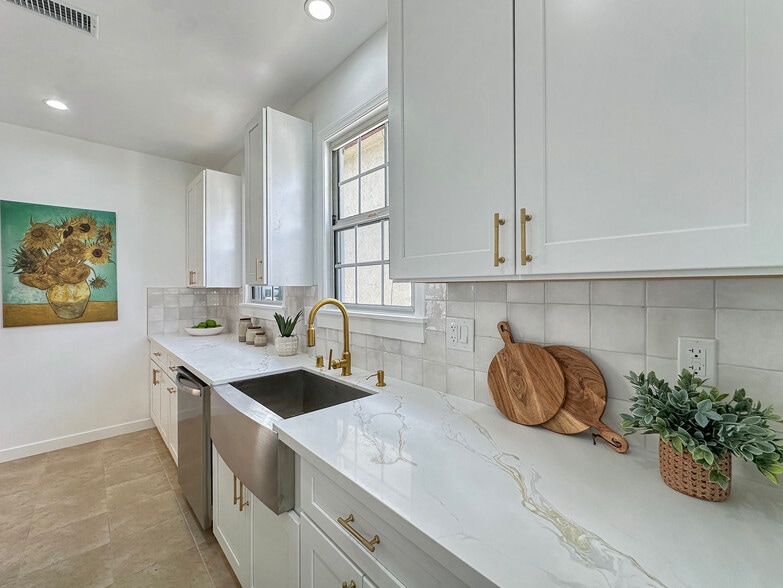 Building Photo - 4523 Saturn St