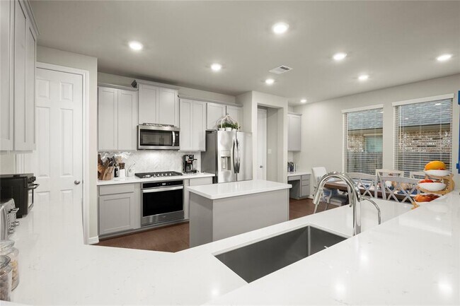 Building Photo - 17010 Bainham Forest Trl