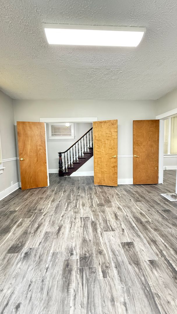 Building Photo - SPACIOUS...3 Bedroom 1 Bath