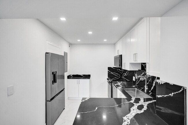 Building Photo - 3625 N Country Club Dr