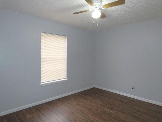 Building Photo - Charming 2 Bedroom, 1 Bath House in Whiteh...