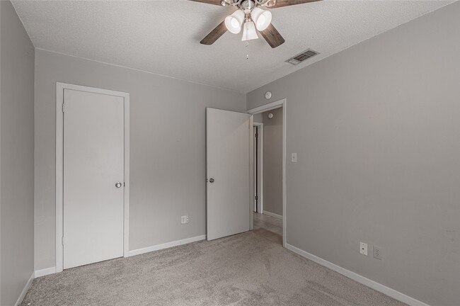 Building Photo - 3011 Sand Dr