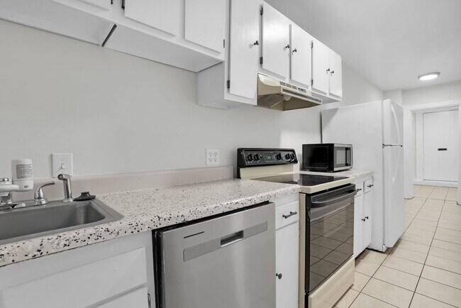 Building Photo - Downtown Savannah Condo for Rent