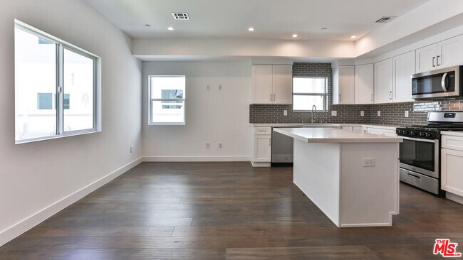 Building Photo - 3946 S Budlong Ave