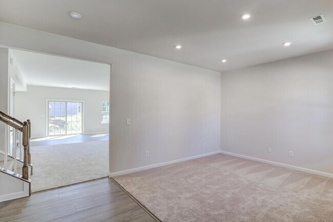 Building Photo - 5 Bedroom Home in Youngsville, right off o...