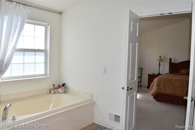 Building Photo - 7212 Tonnelle Ave