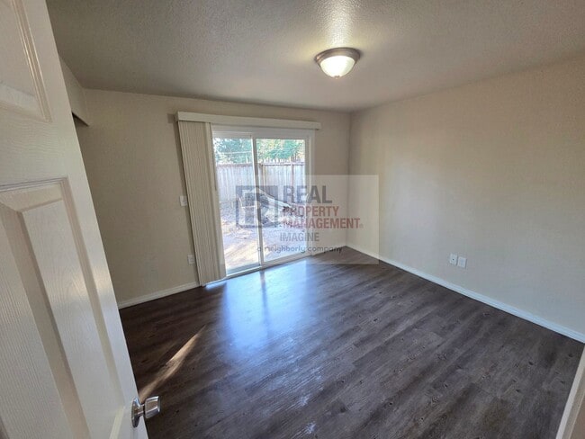 Building Photo - Charming 1 Bedroom In Quiet Neighborhood!