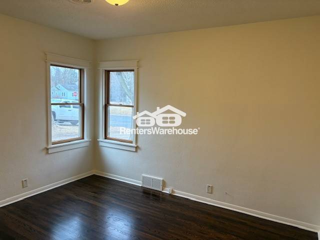 Building Photo - 132 Elm St S