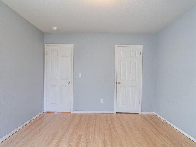 Building Photo - 904 SW Green World St