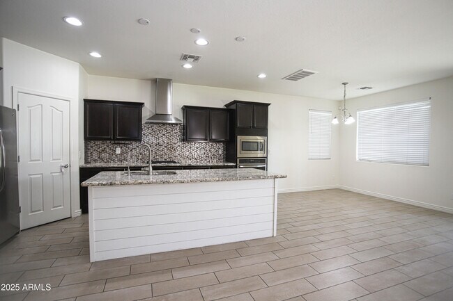 Building Photo - 1087 E Ibis St