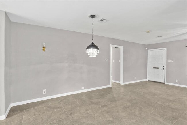 Building Photo - 1110 Woods Dr