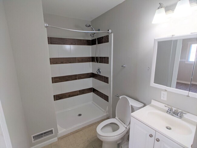 Building Photo - Spacious 3 bed 2 bath in Greenwood!