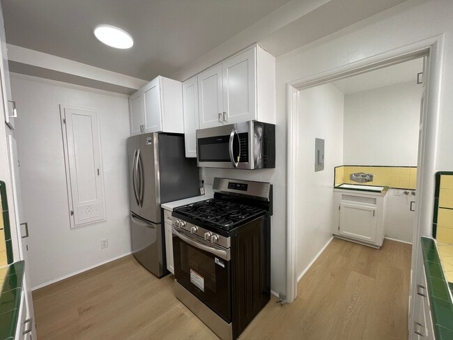 Building Photo - 1059-1059 S Genesee Ave