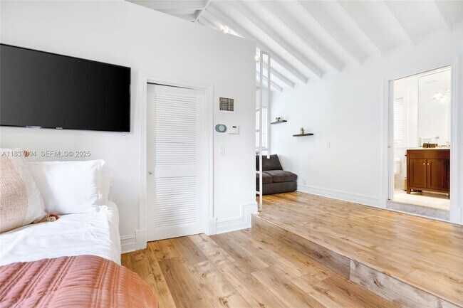 Building Photo - 113 NE 101st St