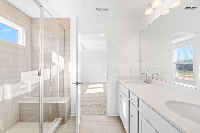 Building Photo - 2133 Riverbend Ave