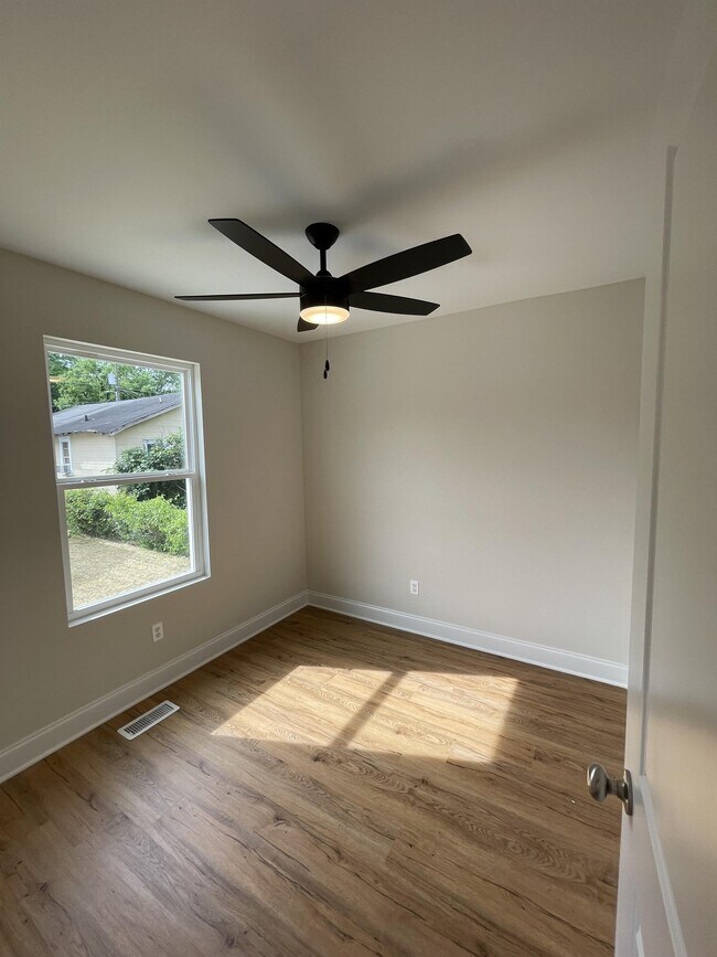 Building Photo - 1703 S Lyerly St