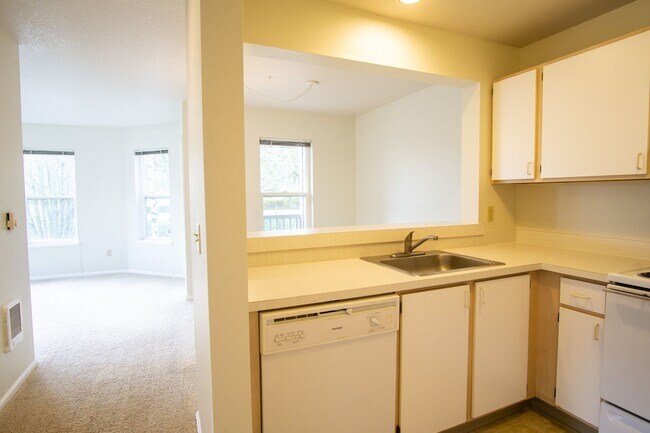 Building Photo - Lair Hill: Great 2 Bed 2 Bath with DW, W/D...