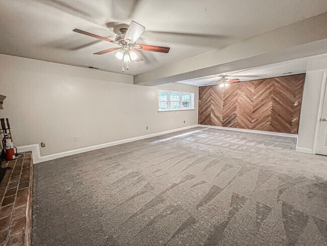 Building Photo - Remarkable Home With Spacious Deck And Detached Parking In A Quiet Cul De Sac In Woodbine Woods