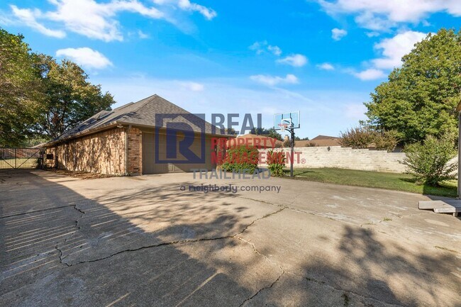 Building Photo - Charming 3 Bed 2 Bath Home in a Great Neighborhood - Private Pool!