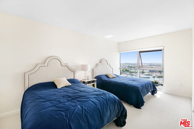 Building Photo - 13700 Marina Pointe Dr