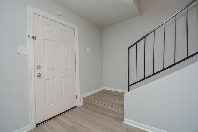 Building Photo - Perfect Townhouse ready for you!