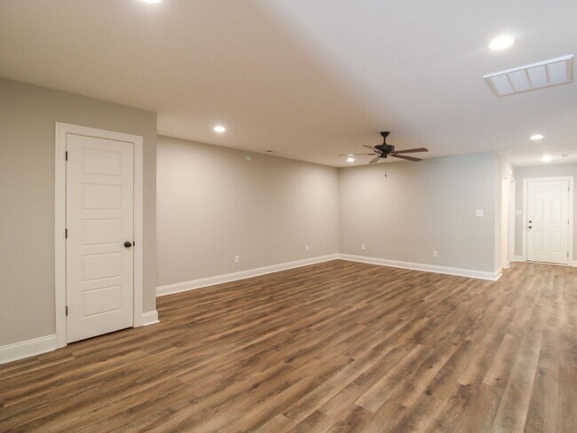 Building Photo - Nice Townhome in Athens City! $250 Amenity...