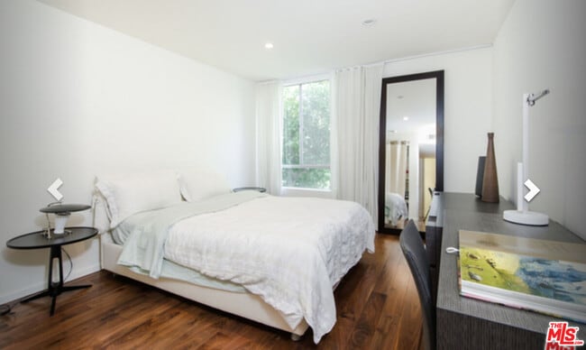 Building Photo - 406 N Oakhurst Dr