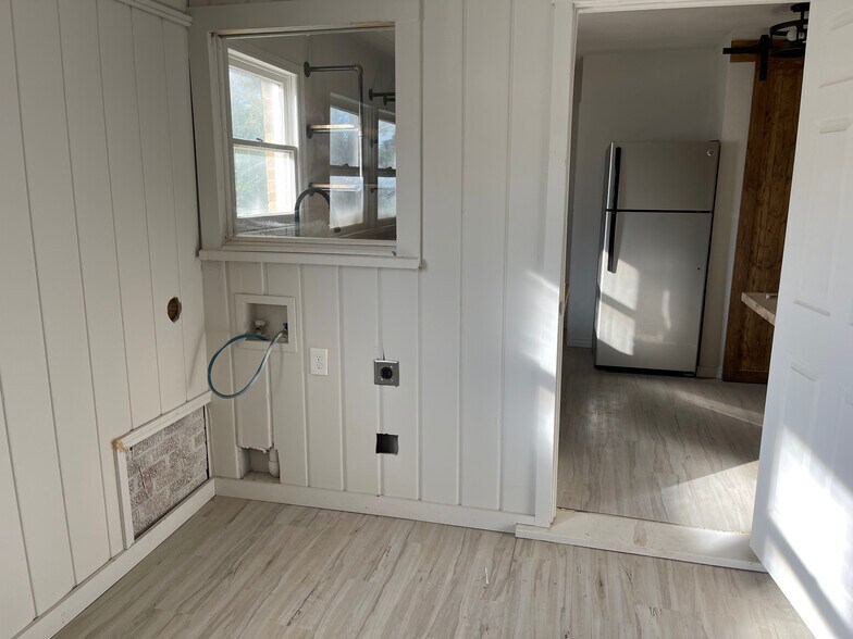 Washer Dryer Hookups - 102 E Ireland Dr