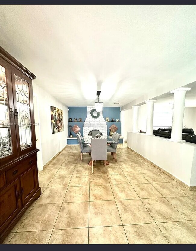 Building Photo - 660 W 70 Pl