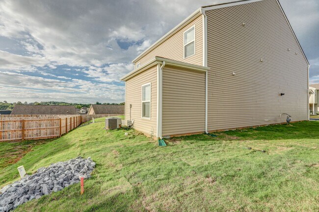 Building Photo - NEW CONSTRUCTION - 5 BDRMS, 3 BTHS, JOHNSON CITY