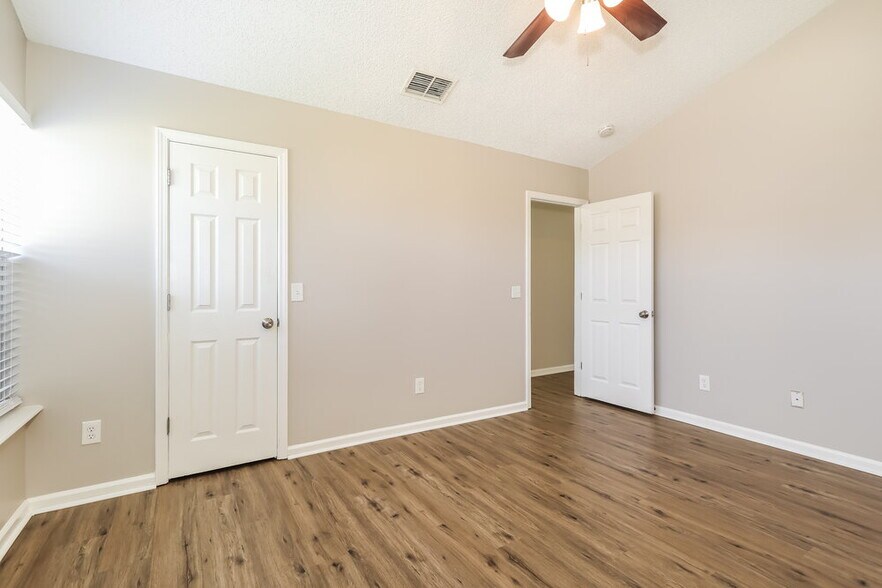 Building Photo - 12271 Cobblefield Cir N