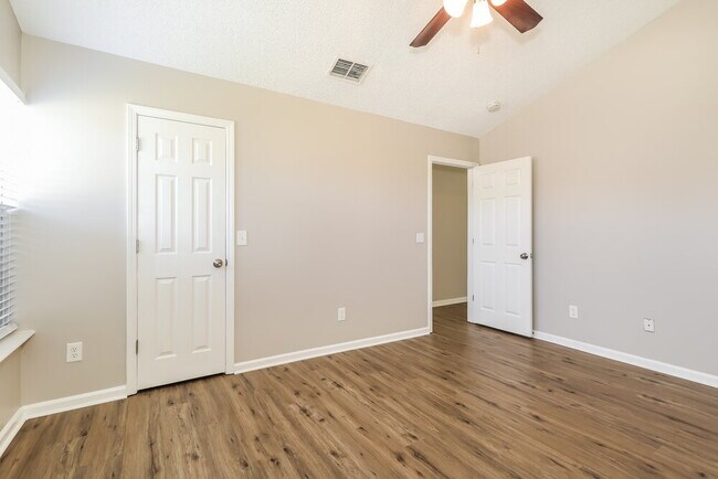 Building Photo - 12271 Cobblefield Cir N