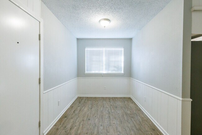 Building Photo - 3 Bedroom with 2 living rooms