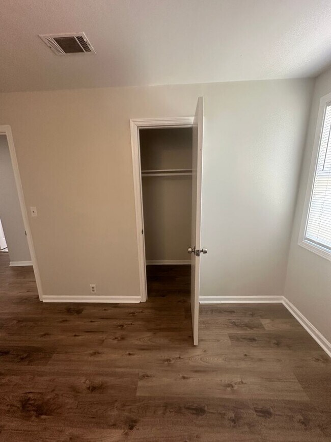 Building Photo - Charming home Close to VSU