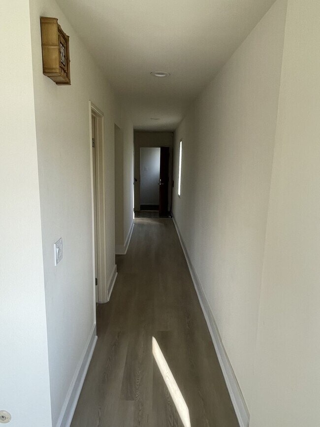 Building Photo - 704 Lookout Dr