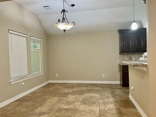 Building Photo - 3223 Hemingway Dr