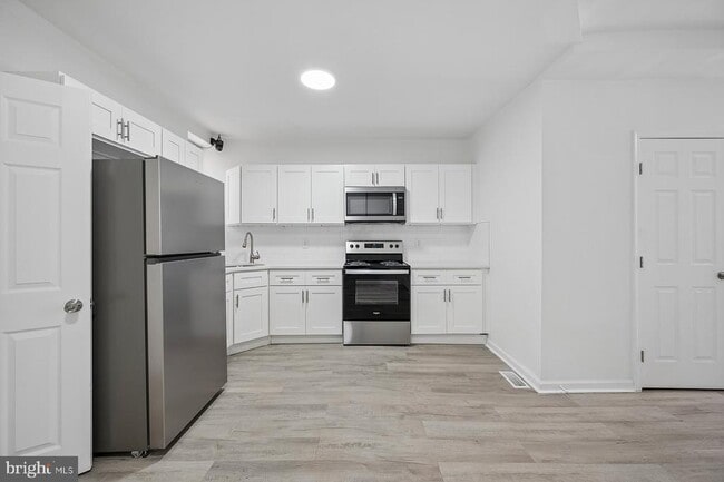Building Photo - 5829 Crittenden St