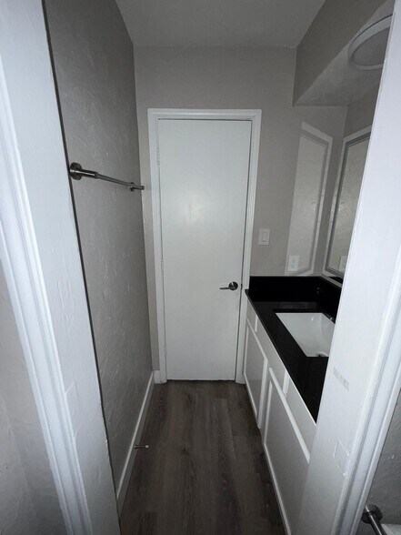 Building Photo - 211 Shrum Ct