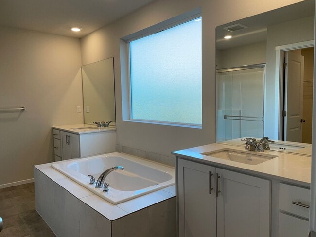 Building Photo - Don’t Miss This! Spacious Vancouver Home with Large Yard & Double Garage.