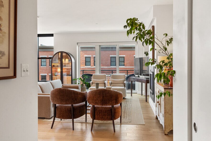 Building Photo - 383 Commercial St