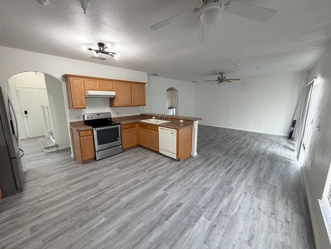 Building Photo - Large 2-Story 4 Bedroom 2.5 Bathroom House w/ Fenced in Yard - For Rent