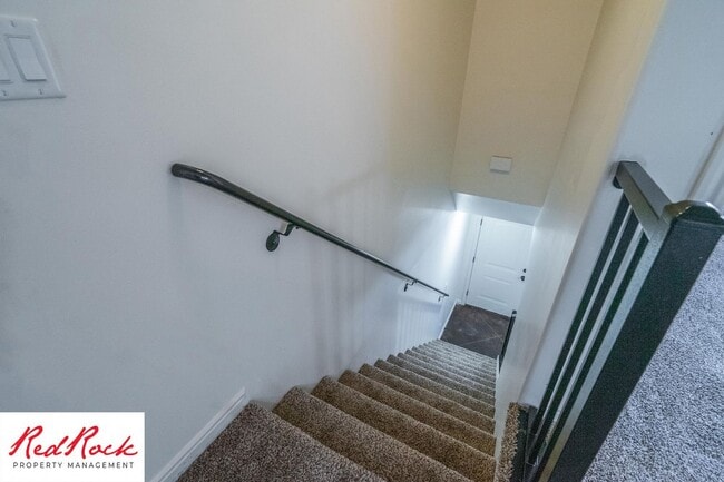 Building Photo - Charming 3 Bedroom Townhome with INTERNET INCLUDED & Dog-Friendly!