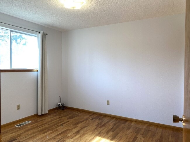 Building Photo - Goldendale Home for Rent