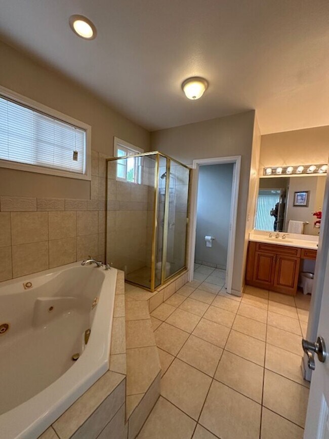 Building Photo - Single Family Executive Style Home in Gated Community