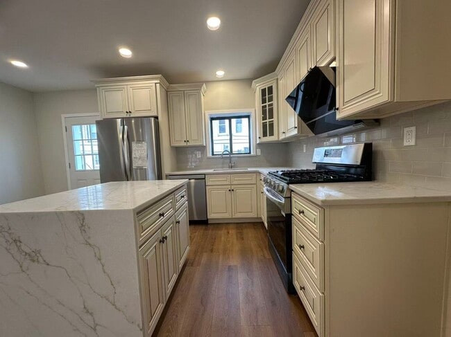 Building Photo - 2b2b house in south Philly Available now